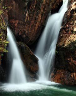 一条溪流的朋友圈封面图